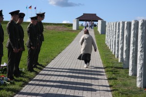 russische babuschka auf dem deutschen friedhof in duchowschina, links russische soldaten, rechts gedenksteine russische babuschka auf dem deutschen friedhof in duchowschina, links russische soldaten, rechts gedenksteine